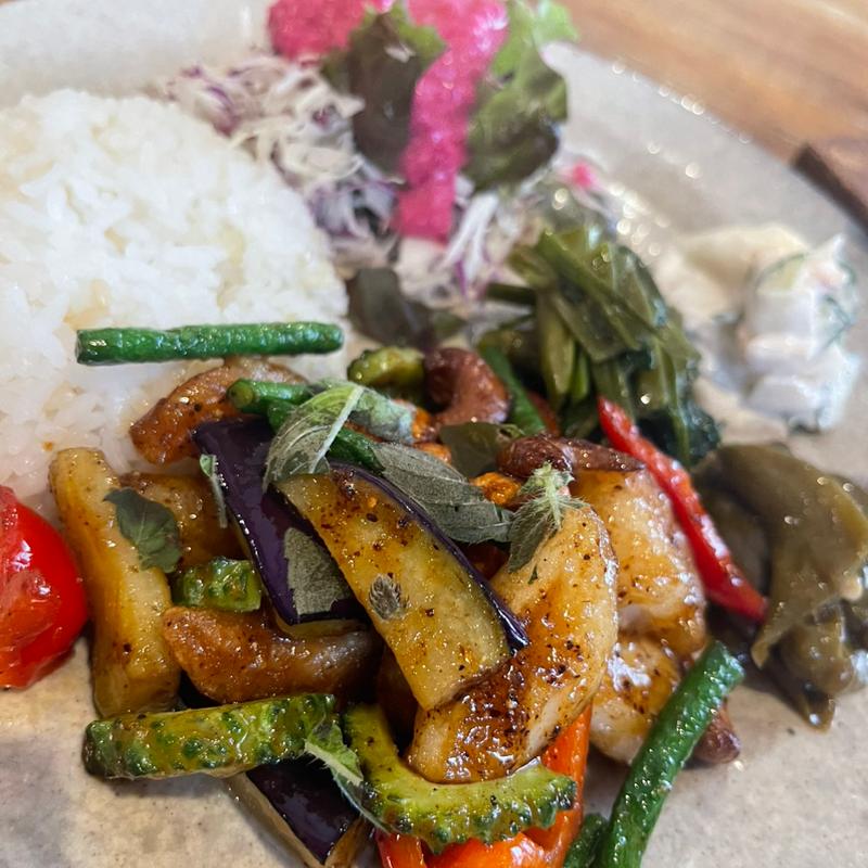 漁港直送の魚介と島野菜のカシューナッツ炒めプレート(Soi （ソイ）)