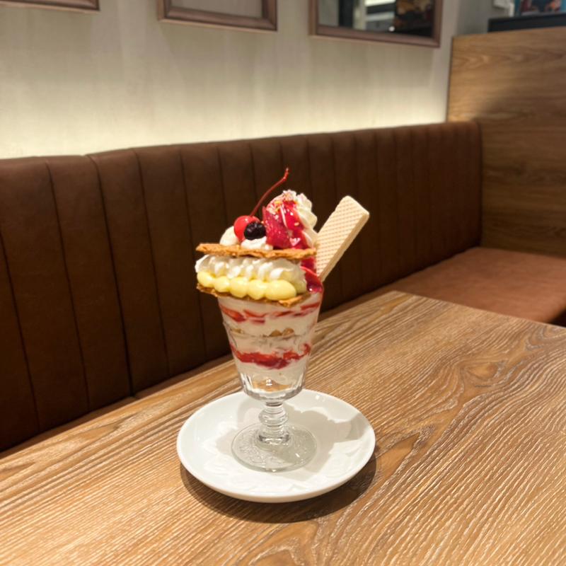 ベリーミルフィーユパフェ(純喫茶とスイーツPARLOUR ラルゴ ららぽーと門真店)