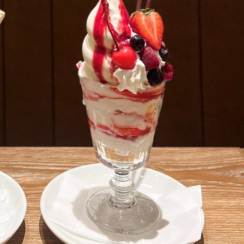 ベリーミルクソフト(純喫茶とスイーツPARLOUR ラルゴ ららぽーと門真店)