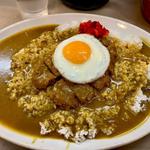 カレー 中 カツ 目玉焼き