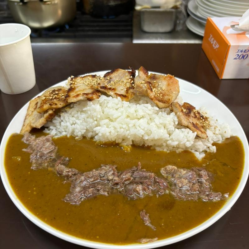 牛すじカレーライス　並盛り　味噌豚トッピング(牛すじカレー 小さなカレー家 大久保店)
