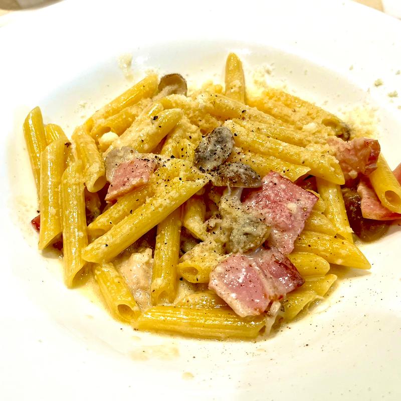 色々キノコとベーコンのクリームソースペンネ(オッティモ・キッチン 御茶ノ水ワテラス店)