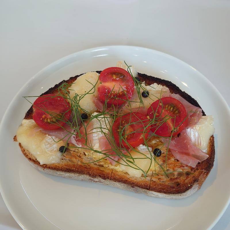 カマンベールと生ハムのオープンサンド(cafe SEASON（カフェシーズン）)