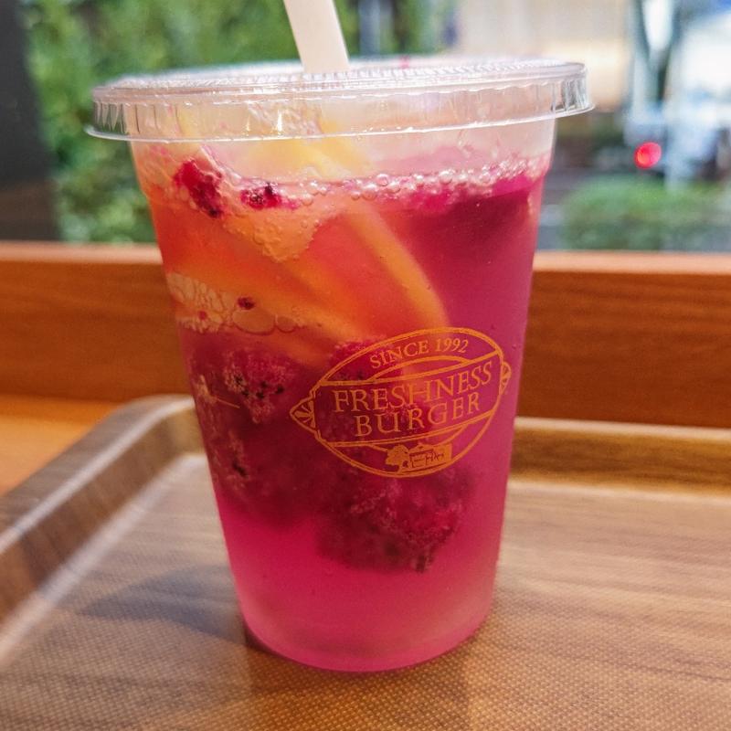 フローズンドラゴンフルーツライチレモネードソーダ(フレッシュネスバーガー山下)