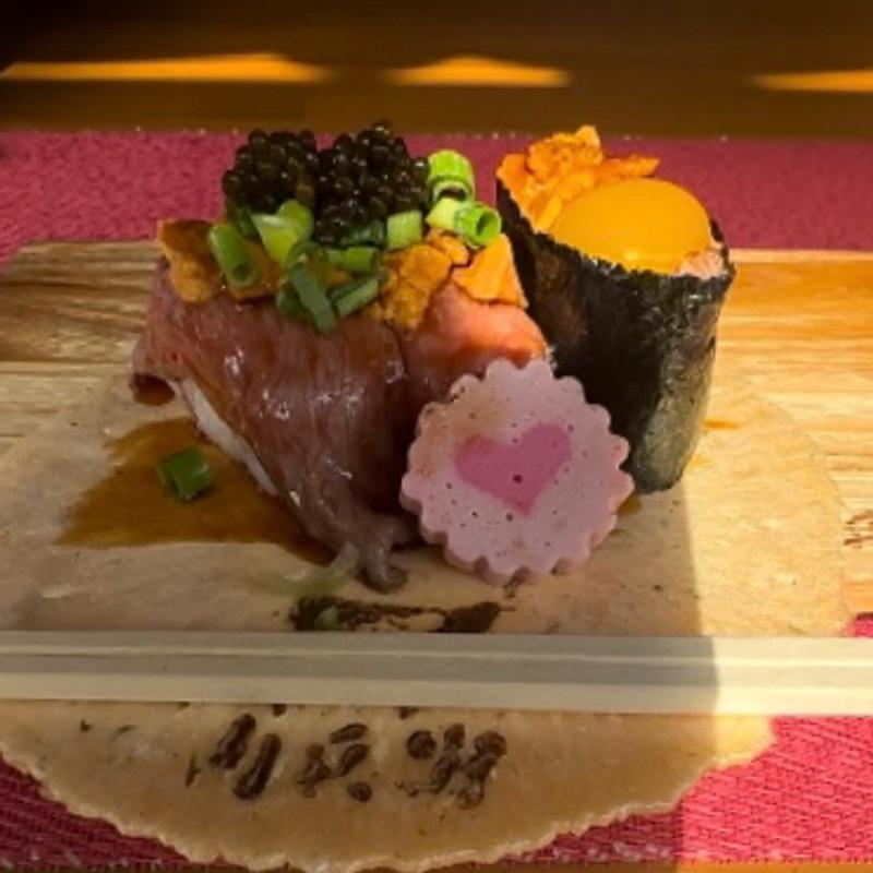 飛騨牛あぶり寿司うに➕キャビアのせ(肉兵衛)