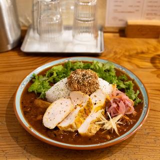 3種の鶏肉のチキンカレー パクチー スパイス鶏ハム(スパイス スエヒロ)