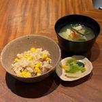 ゴールドラッシュの炊き込みご飯、和牛もつ鍋、香の物(焼肉割烹QUON)