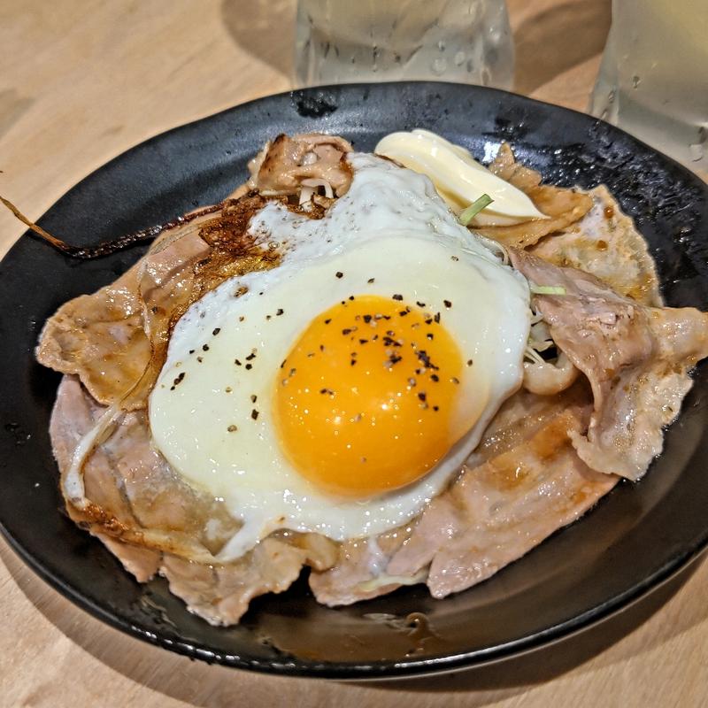 豚バラ目玉焼き(一軒め酒場 大船店)