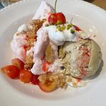 ピスタチオといちごのパフェ(プーロ)