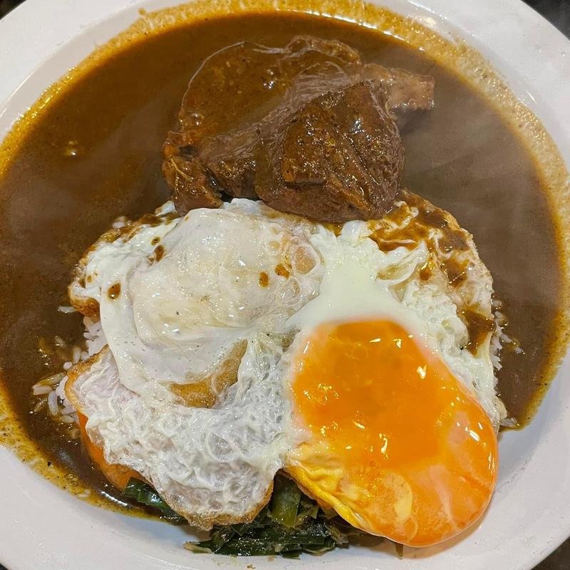 三元豚ステーキヴィンダルー 目玉焼き(アマゾネス・ブッチャー)