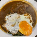 三元豚ステーキヴィンダルー 目玉焼き