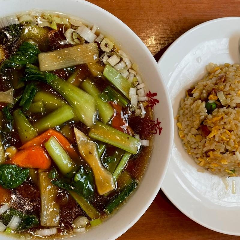 牛バラ肉そば（醤油味）と五目炒飯(梅蘭 JRさいたま新都心ビル店)