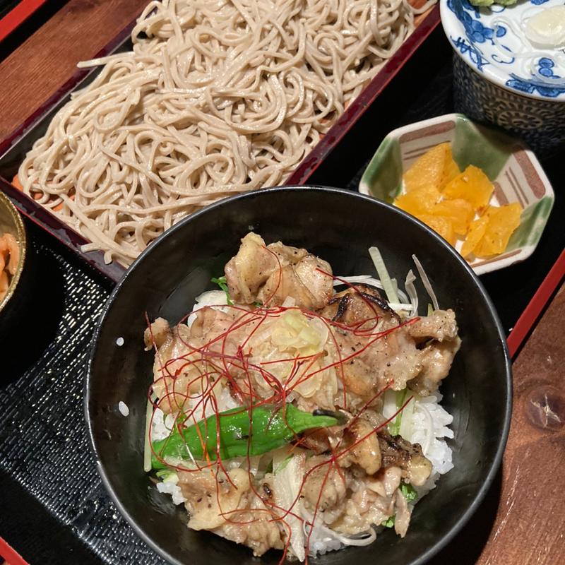 炭火焼き鳥丼とそばセット(志楽亭)