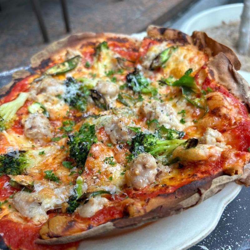 サルシッチャと青唐辛子のピザ(oliver)