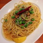 釜揚げしらすと枝豆のペペロンチーノ レモン添え