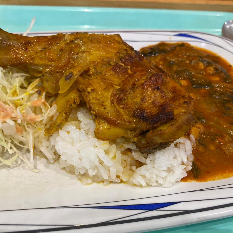 タンドリーチキンレッグとほうれん草カレー(Qasis)