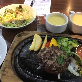 国産牛粗挽きプレミアムハンバーグ　サラダ　スープバー付き(スエヒロ館 川崎店)