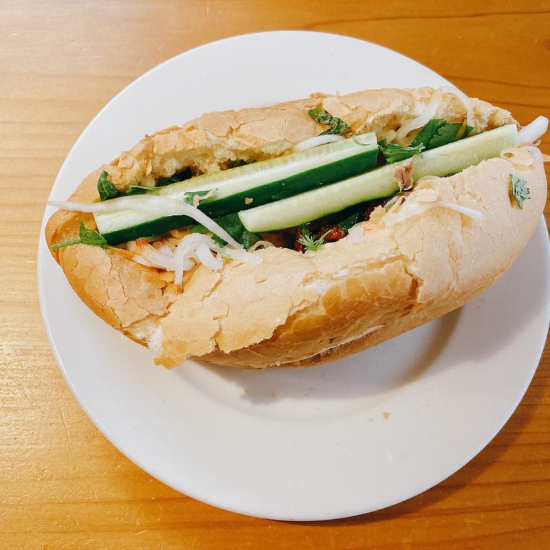 ベトナムパン（フランスソフトバケット）のサンドイッチ「バイン・ミー」(くにたちサイゴン桜 )