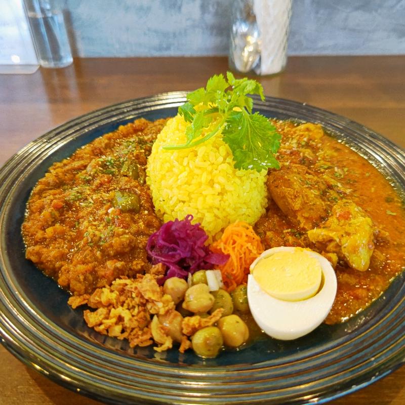あいがけカレー(ラムカレー・塩チキンカレー)(スパイスカレースタンド 輪心)
