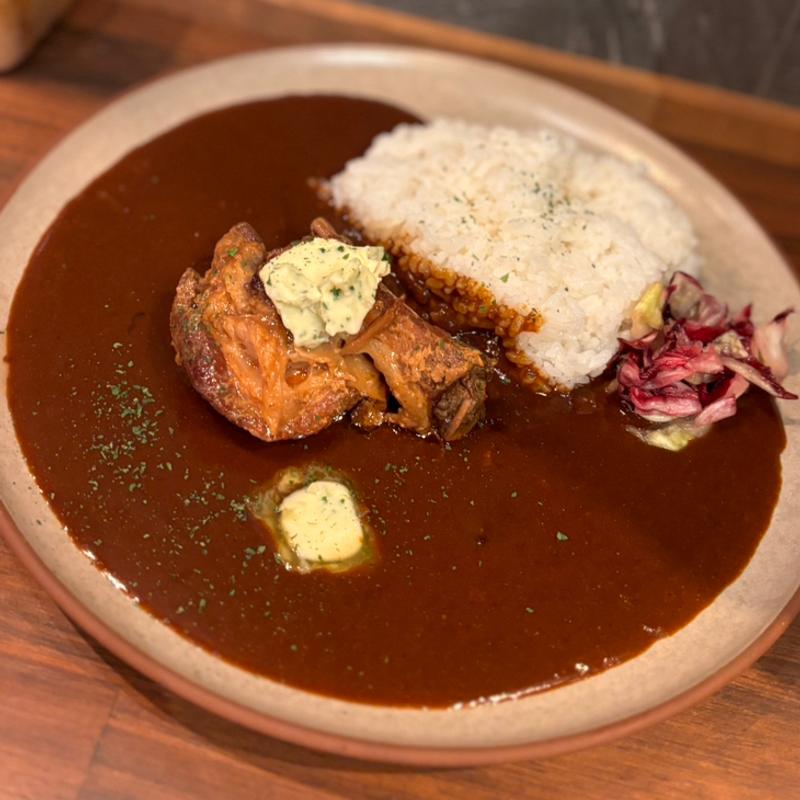 ほろほろ肉塊 骨付きポークスペアリブカレー（トッピング:濃厚ブルゴーニュバター）(中目黒咖喱 明凛堂)