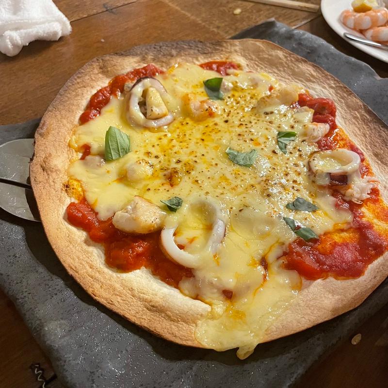 シーフードのトマトソースピザ(クロヒゲシーフードシーフード)