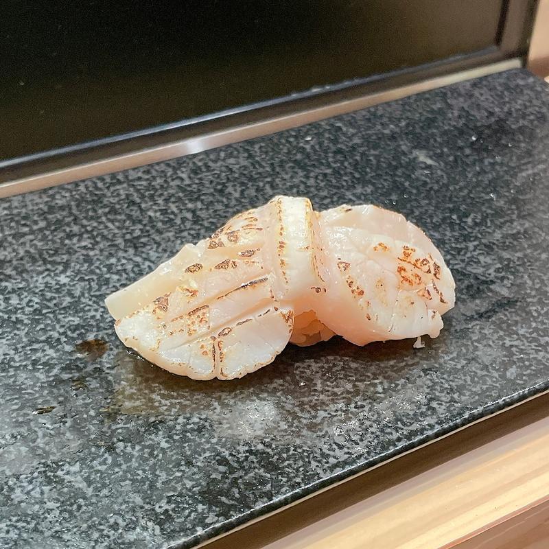 肉厚活ホタテ塩炙り(廻転鮨 銀座おのでら 息子渋谷店)
