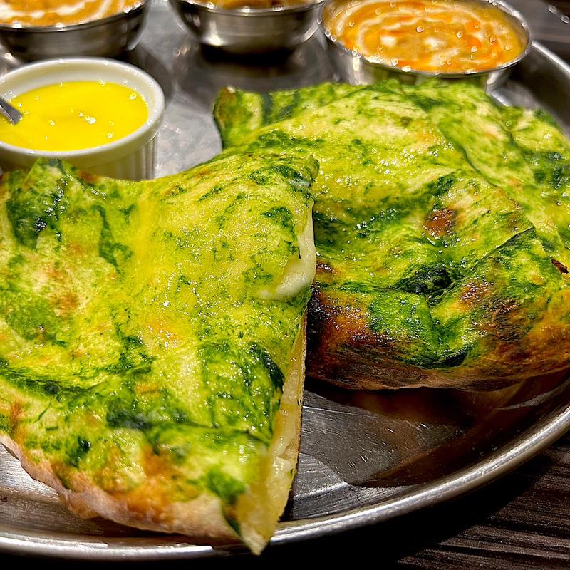 ほうれん草チーズナン(Tandoori Nights)