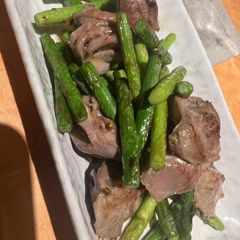 砂肝にんにくの芽炒め(居酒屋 楽笑)