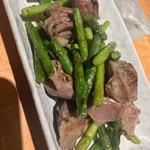 砂肝にんにくの芽炒め(居酒屋 楽笑)
