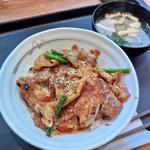 カルビホルモン丼