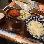 うどん屋さんのハンバーグセット(武州うどんあかね&みどりダイニング)