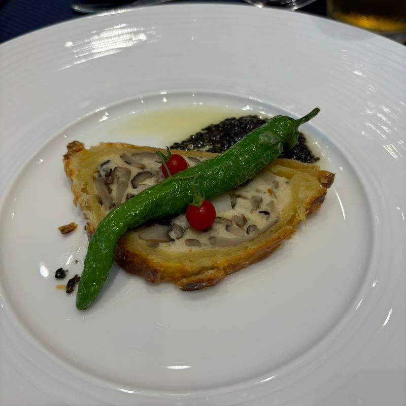 北海道産帆立ムースと茸のパイ包焼き(ストリングスホテル東京インターコンチネンタル )