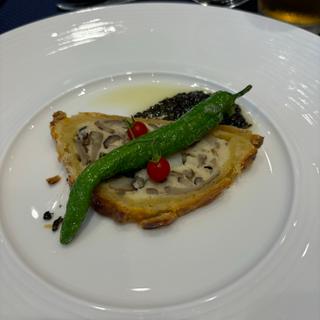 北海道産帆立ムースと茸のパイ包焼き(ストリングスホテル東京インターコンチネンタル )