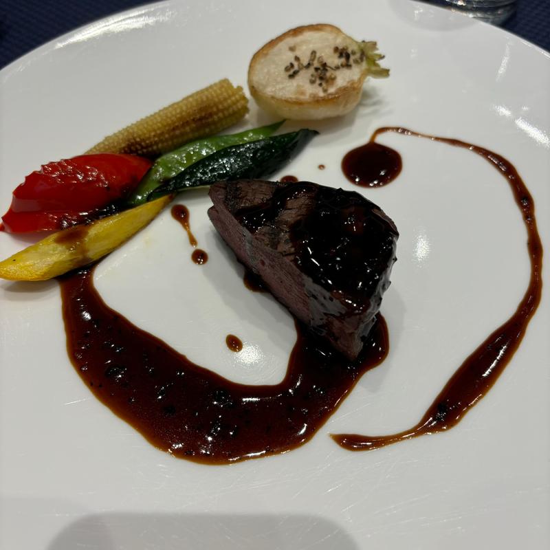 牛ヒレ肉のグリル季節の野菜フリカッセマデラワインとホースラディッシュのソース(ストリングスホテル東京インターコンチネンタル )