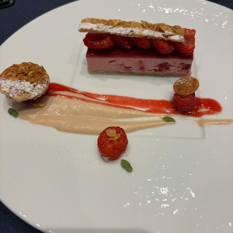 ラズベリーセミフレッド(ストリングスホテル東京インターコンチネンタル )