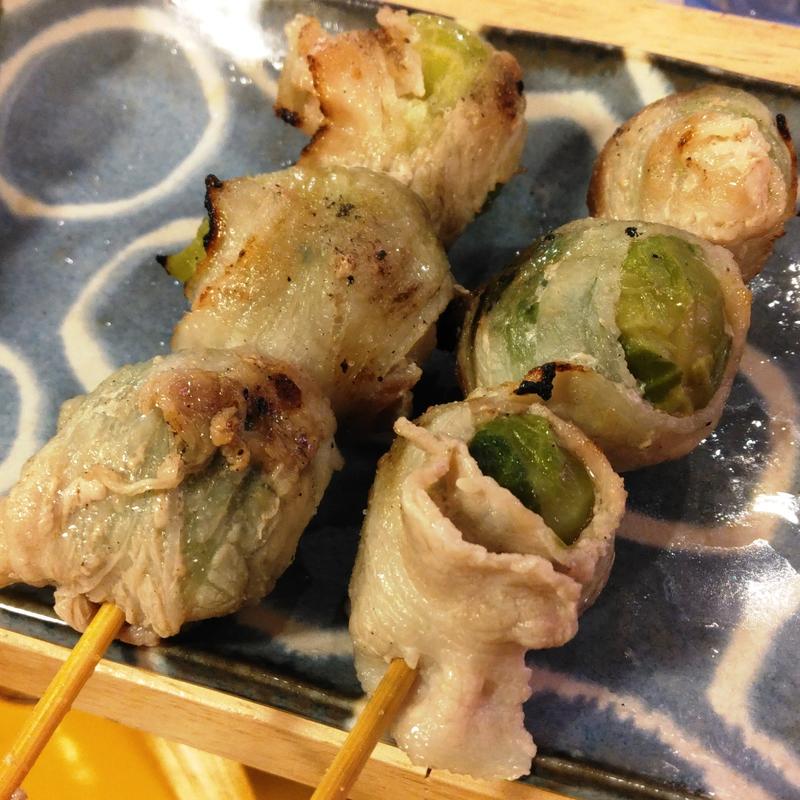 芽キャベツ巻き串(酒場さぁいこうか)