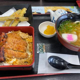 うなカツとじ重ミニうどんセット、ごぼう天トッピング(資さんうどん 新宮店)