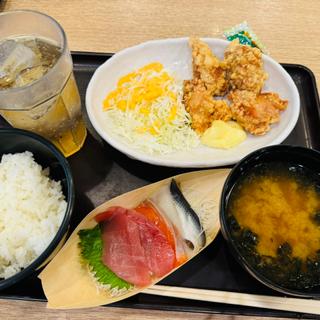 鶏の唐揚げと刺身定食(築地食堂 源ちゃん 東京ビッグサイト店)