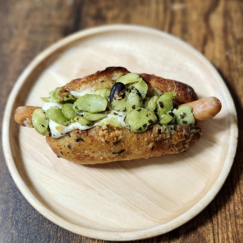 焼きそら豆のバジルグラタンドッグ(Pane Ho Maretta)