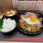 目玉焼き焼きそば(頂上 teppen)