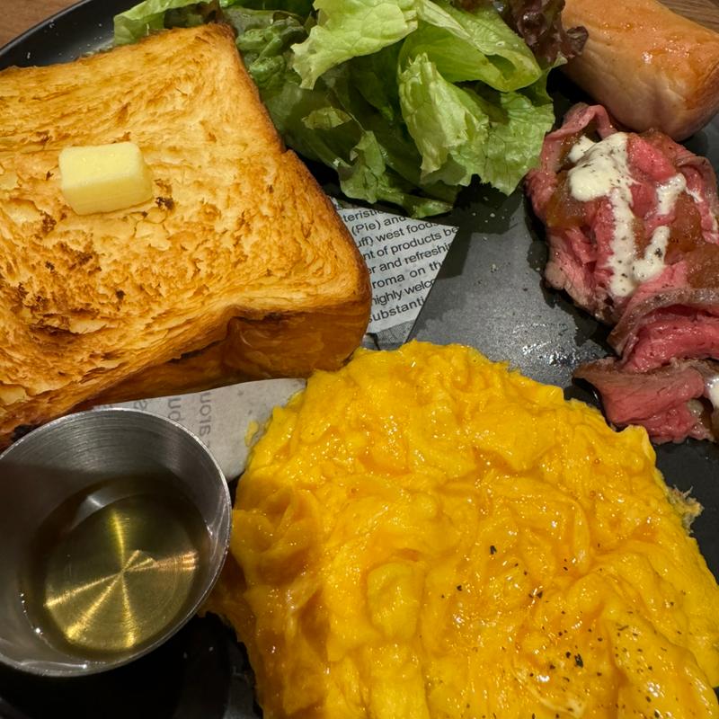 自家製ローストビーフと西洋わさび(brooklyn first diner（ブルックリン ファースト ダイナー）青山一丁目｜ディナー・ダイニングバー・レストラン)