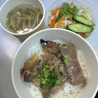 レモングラス風味の豚焼丼スープ付き(ニャー・ヴェトナム恵比寿本店)