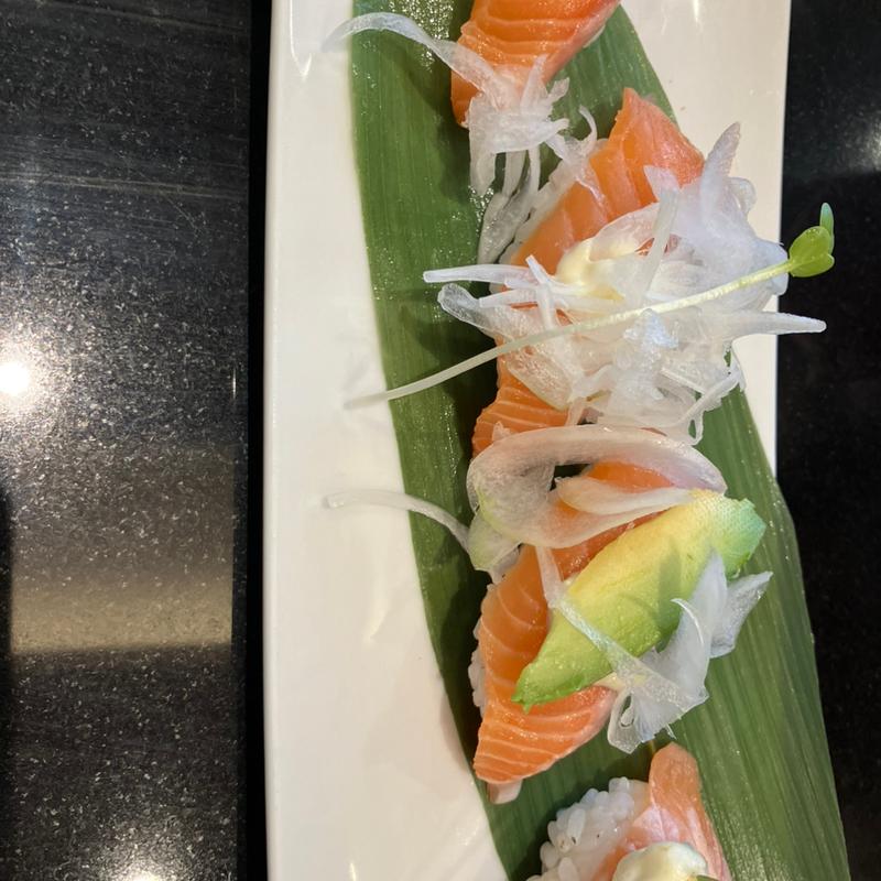 サーモンづくし(にぎり長次郎 日進竹の山店)