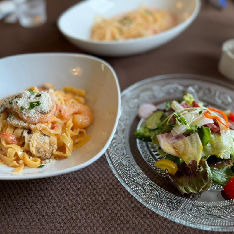 エビとマッシュルームのトマトクリーム　サラダ、ドリンク付(スパゲッティリア くれーぷ )