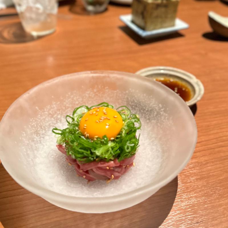 国産黒毛和牛のユッケ卵黄乗せ(坐松本)