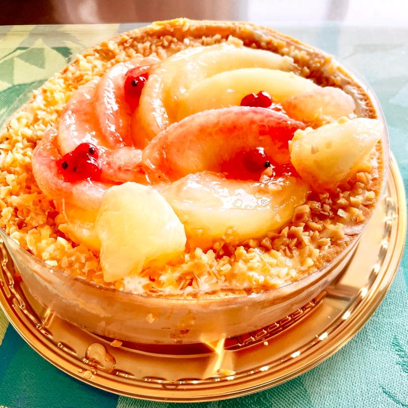 山梨県産完熟桃のレアチーズタルト(シャトレーゼ 江坂店)