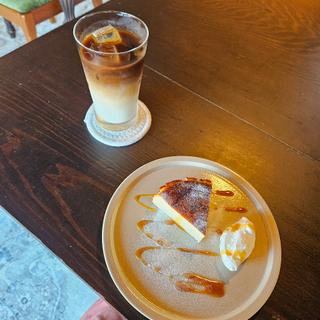 カフェラテ.バスク風チーズケーキ(cafe 葛城館)