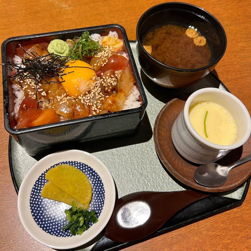 漁師の海鮮丼(遊食房屋 観音寺総本店 （ゆうしょくぼうや）)