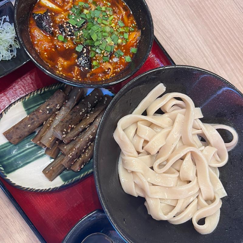 辛肉なす汁つけうどん（並）+きんぴらごぼう(武蔵野うどん とこ井)
