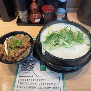 白ホルモンラーメン(ホルモンらーめん 8910 白寿赤坂店)